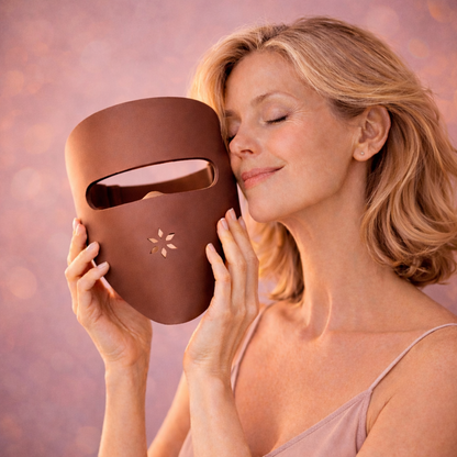 red light therapy facial mask met photon LED in handen van rijpe vrouw.